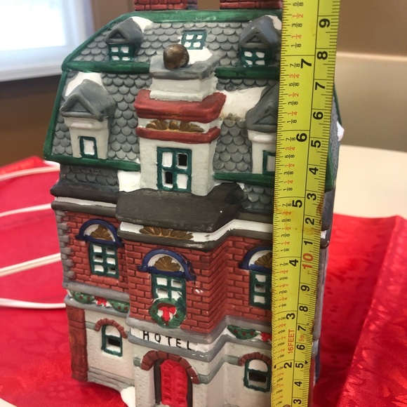 Holiday Expressions Christmas Village Hotel Porcelain Lighted Inn Building 1994 - Picture 6 of 9